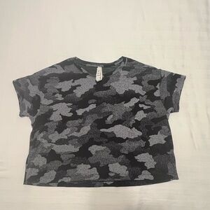 Lululemon Women’s Camo Cropped T-Shirt | Size 6